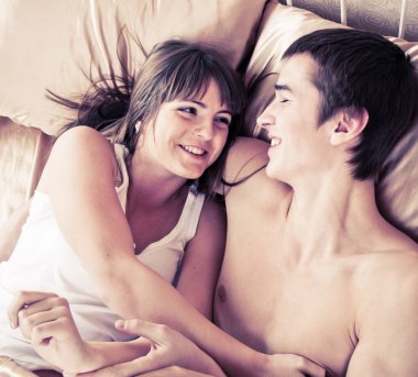 mutlu, genç bir çift yatakta eğleniyor portresi