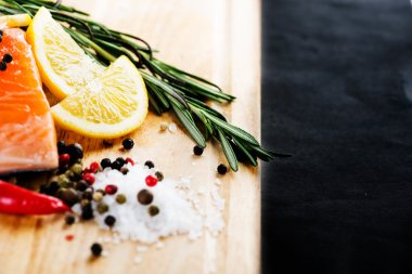 somon ve ahşap bir gemide baharat