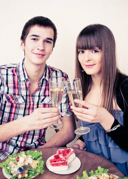 Junges, attraktives, glückliches, lächelndes Paar, das mit Champa feiert — Stockfoto