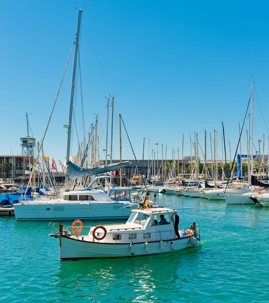 Några båtar i Barcelonas hamn — Stockfoto