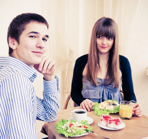 Jovem casal caucasiano jantando no restaurante — Fotografia de Stock