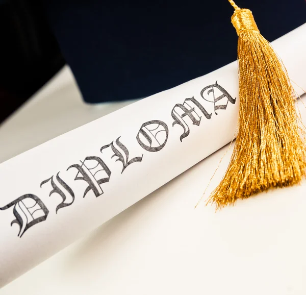 Mezuniyet şapkası ve diploması. — Stok fotoğraf