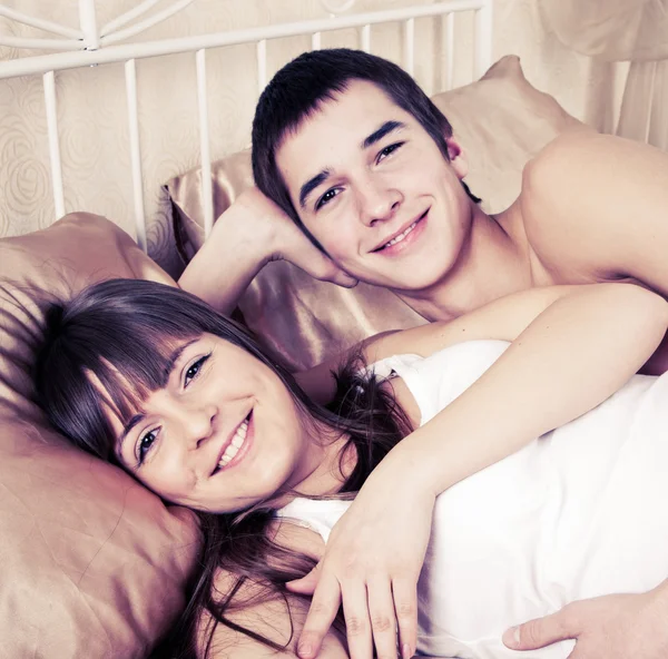 Jovem casal feliz na cama — Fotografia de Stock