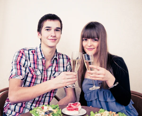 Unga, attraktiva, lycklig, leende par firar med champa — Stockfoto