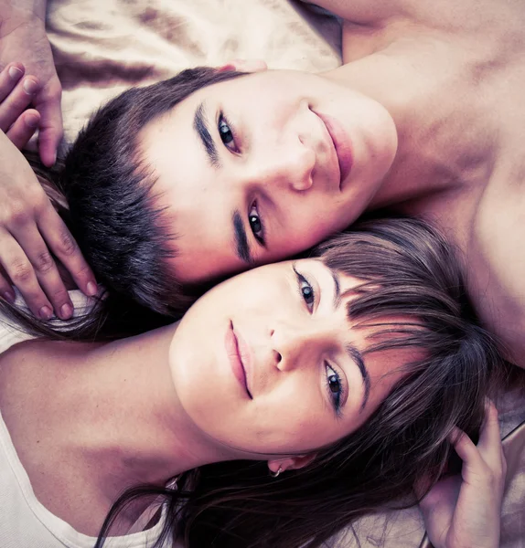 Mladý šťastný pár v posteli — Stock fotografie