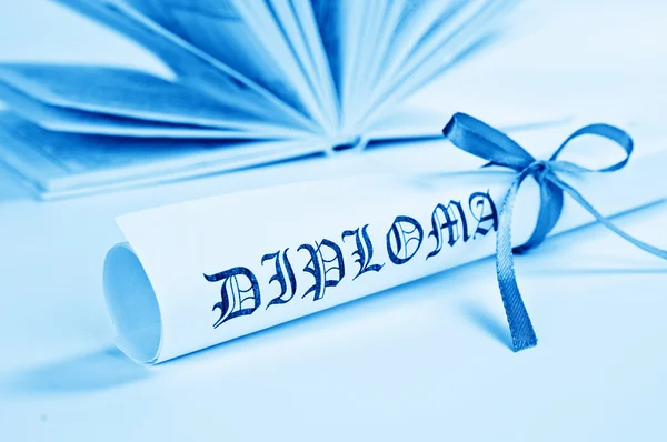 Diploma con nastro blu e libro — Foto Stock