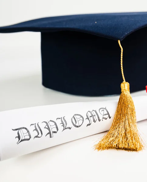 Afstudeerhoed en diploma — Stockfoto