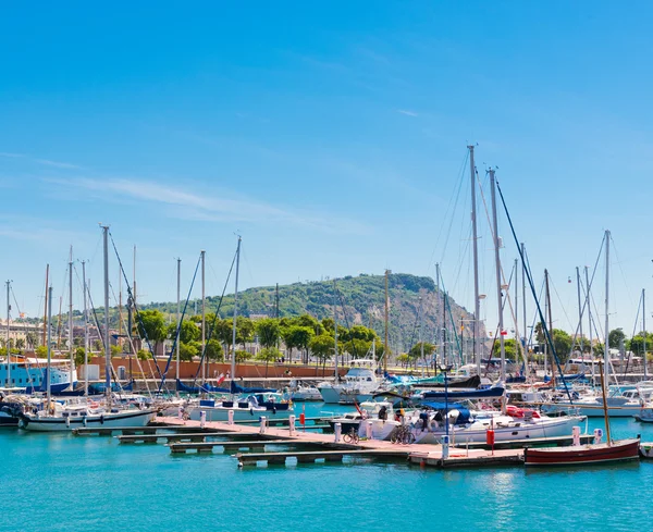 Quelques bateaux dans le port de Barcelone — Photo