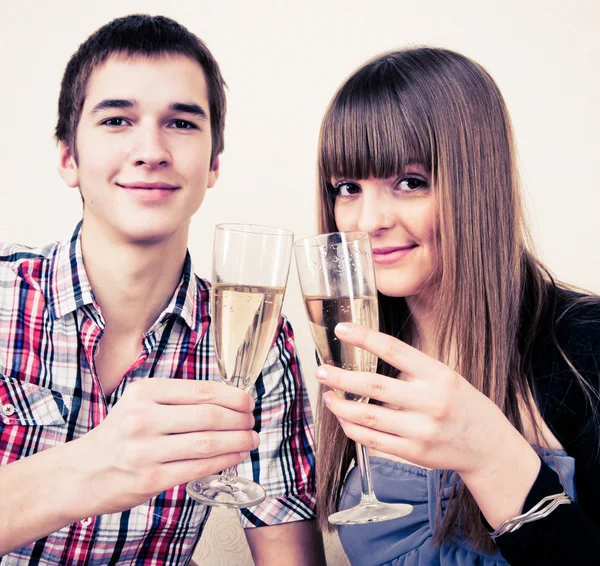 Jonge, aantrekkelijke, gelukkig, glimlachen paar vieren met champa — Stockfoto