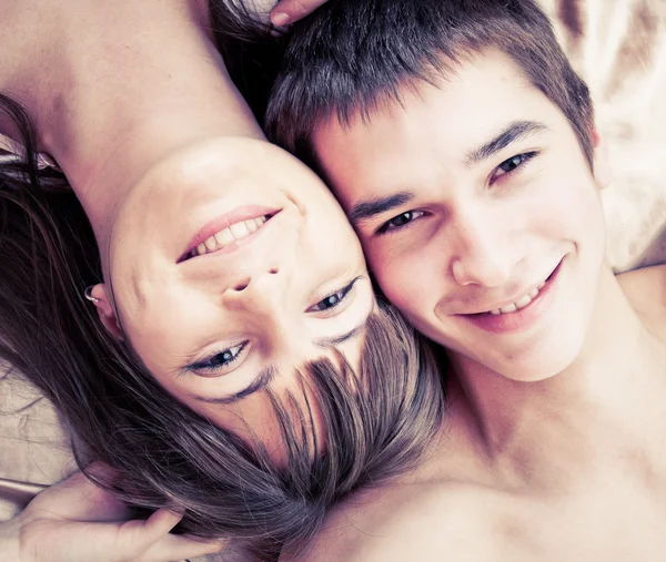 Jovem casal feliz na cama — Fotografia de Stock