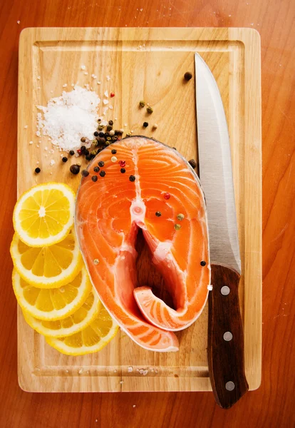 Salmon fillet with rosemary and lemon — Stock Photo, Image