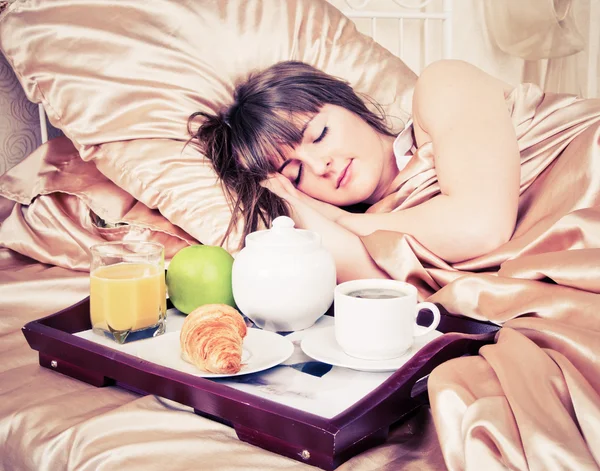 Ranní snídaně v posteli — Stock fotografie
