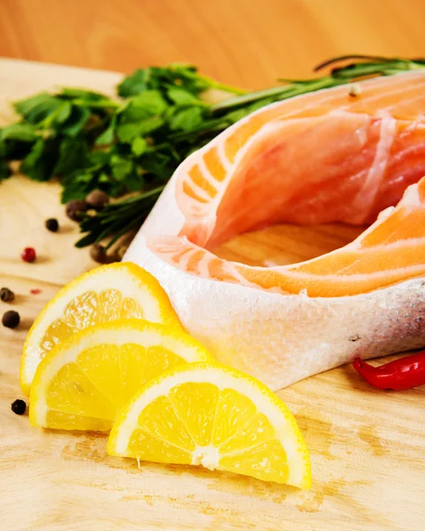 Filé de salmão com alecrim e limão — Fotografia de Stock