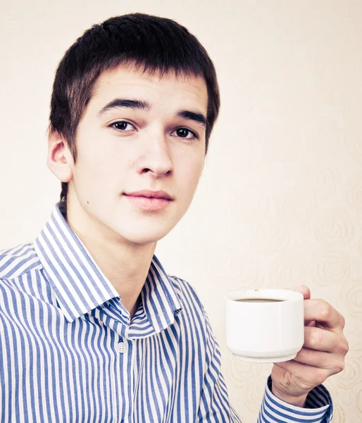 Jonge gelukkig lachende man drinken koffie, buitenshuis — Stockfoto