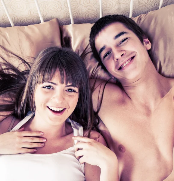 在床上开心快乐年轻夫妇的肖像 — 图库照片