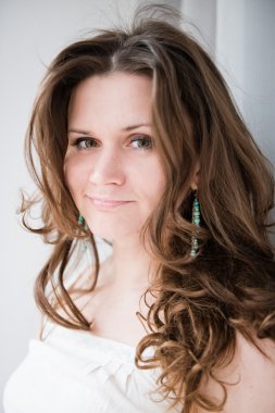 uzun güzel genç mutlu gülümseyen kadın portresi kıvırcık