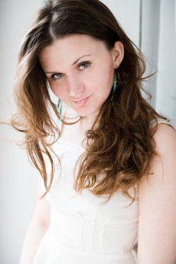 uzun güzel genç mutlu gülümseyen kadın portresi kıvırcık