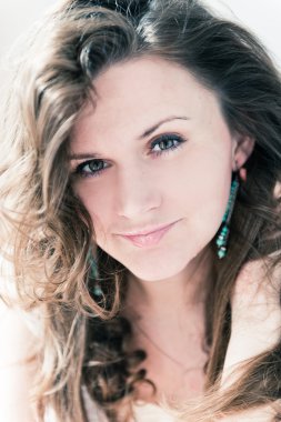 uzun güzel genç mutlu gülümseyen kadın portresi kıvırcık