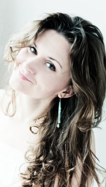 uzun güzel genç mutlu gülümseyen kadın portresi kıvırcık