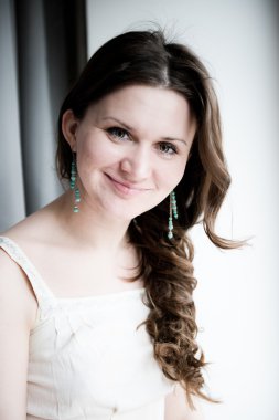 uzun güzel genç mutlu gülümseyen kadın portresi kıvırcık