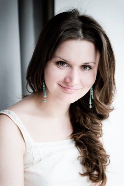 uzun güzel genç mutlu gülümseyen kadın portresi kıvırcık