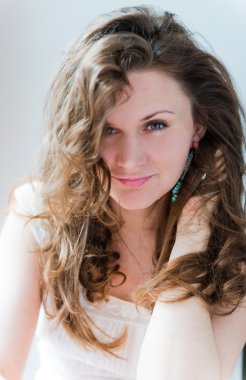 uzun güzel genç mutlu gülümseyen kadın portresi kıvırcık