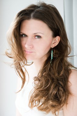 uzun güzel genç mutlu gülümseyen kadın portresi kıvırcık