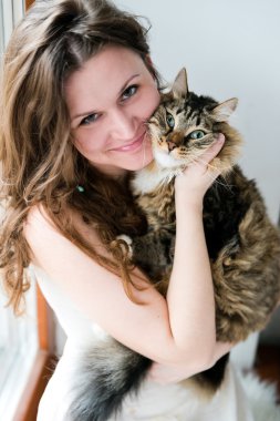 güzel esmer kız ve onu kedi üzerinde gülümseyen