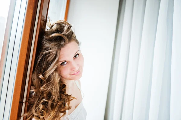 Retrato de bela jovem feliz sorrindo mulher com encaracolado longo — Fotografia de Stock