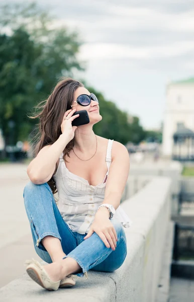 Открытый портрет молодой женщины с телефоном — стоковое фото