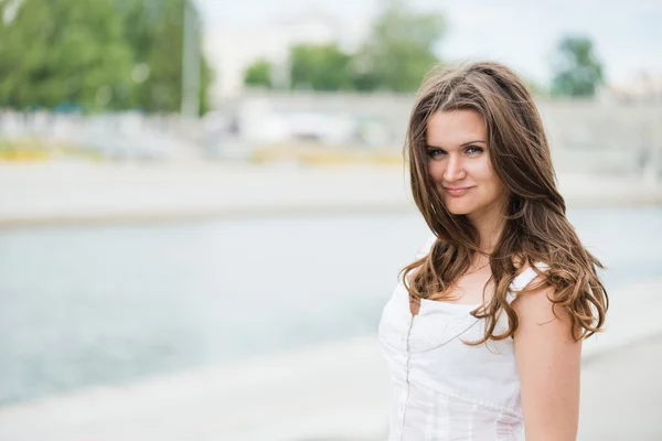 Retrato de uma bela mulher europeia sorrindo ao ar livre — Fotografia de Stock