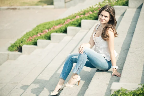 Портрет красива Європейська жінка, що сидить om кроки — стокове фото