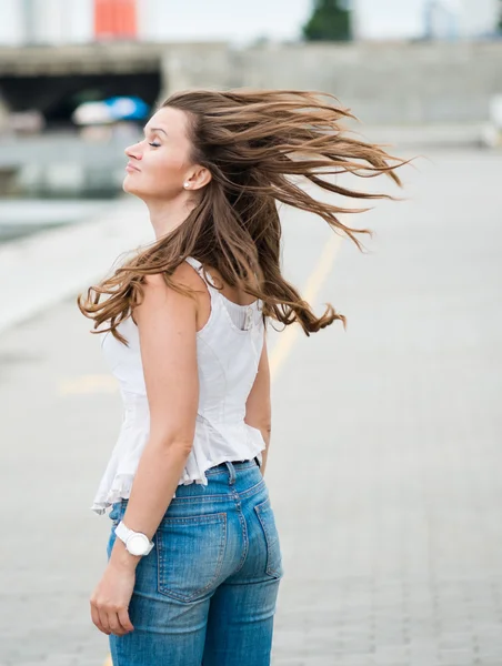 Vacker europeisk kvinna med hår som flyger — Stockfoto