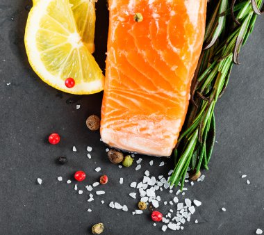 Baharatlı taze somon.