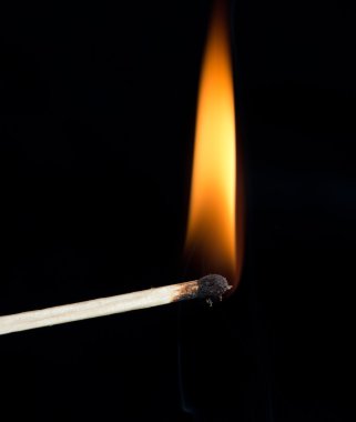 Ateşleme ile duman koyu arka plan üzerine bir maçın