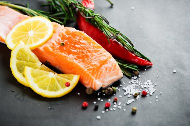 Baharatlı taze somon.