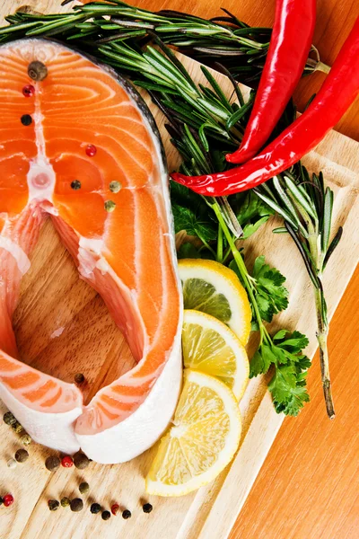 Salmon fillet with lemon — Stock Photo, Image