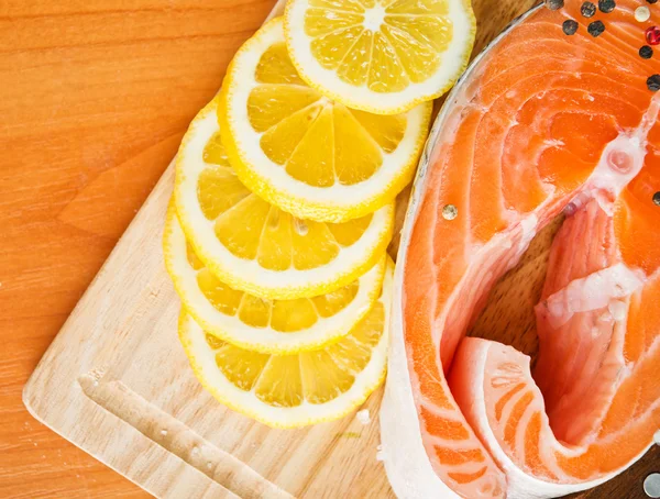 Salmon fillet with lemon — Stock Photo, Image