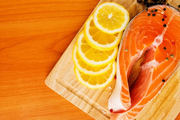 Salmon with lemon — Stock Photo, Image