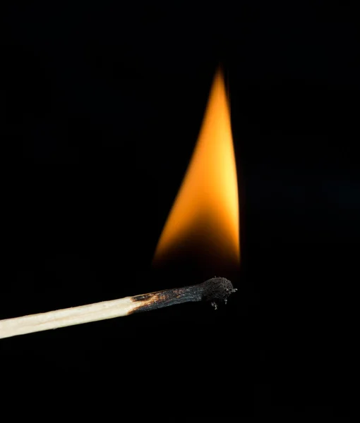 Zündung eines Streichholzes, mit Rauch auf dunklem Hintergrund — Stockfoto