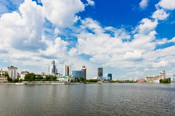 Vista del terraplén Ciudad de Ekaterimburgo . — Foto de Stock