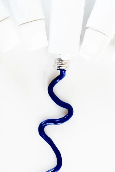 Un tubo con vernice ad olio blu — Foto Stock
