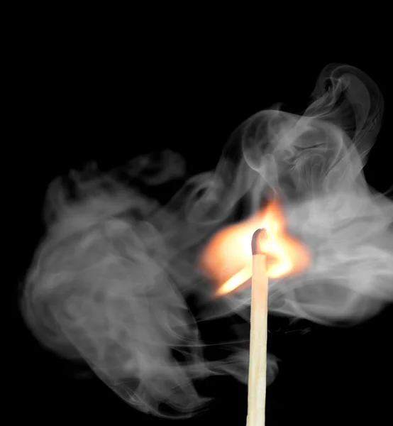 Zündung eines Streichholzes, mit Rauch auf dunklem Hintergrund — Stockfoto