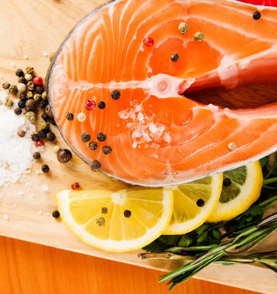 Salmon with lemon and pepper — Stock Photo, Image