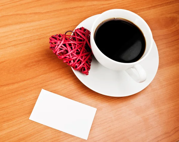 Coração de palha vermelho e xícara de café — Fotografia de Stock