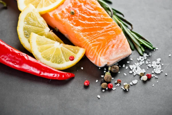 Salmon fillet with lemon — Stock Photo, Image