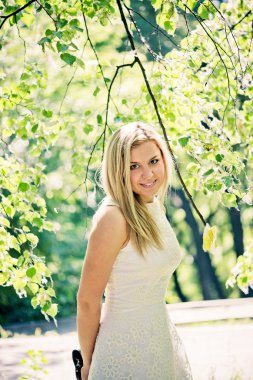 güzel sarışın kadın beyaz bir elbise açık havada