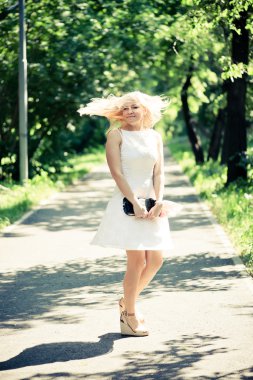 güzel sarışın kadın beyaz bir elbise açık havada