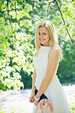 güzel sarışın kadın beyaz bir elbise açık havada