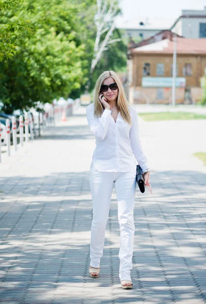 Blond woman talk by phone outdoor — Stock Photo, Image